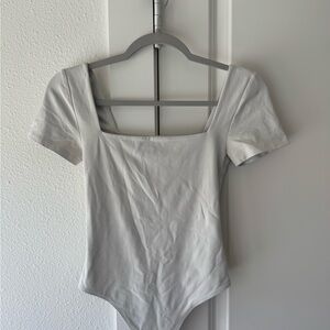 Babaton Square Neck Short Sleeve Bodysuit - Light Gray